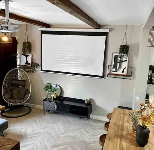 Large Peak District National Park Holiday House